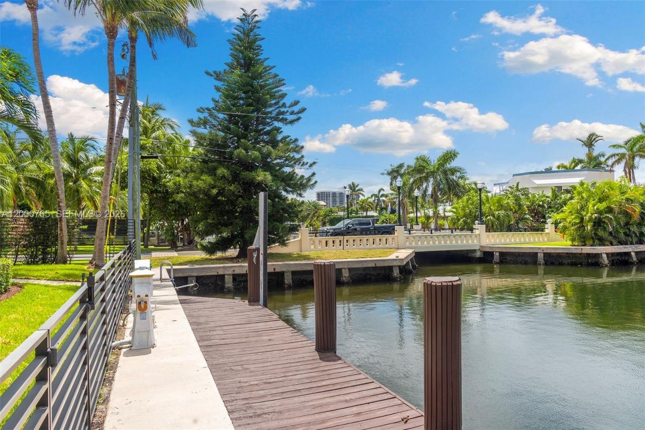 552 Palm Drive, Hallandale Beach, FL 33009 Photo