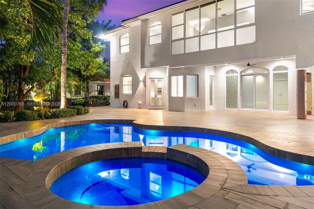 552 Palm Drive, Hallandale Beach, FL 33009 Photo