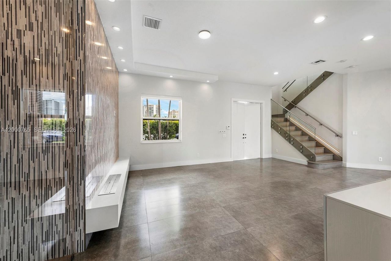 552 Palm Drive, Hallandale Beach, FL 33009 Photo