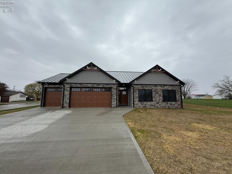 203 Crestwood Drive, Willard, OH 44890 Photo 1