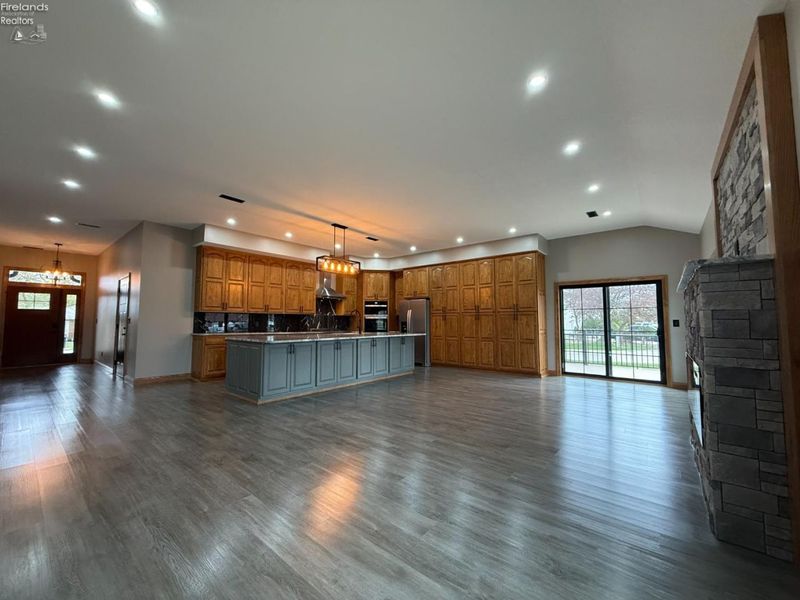 203 Crestwood Drive, Willard, OH 44890 Photo 7