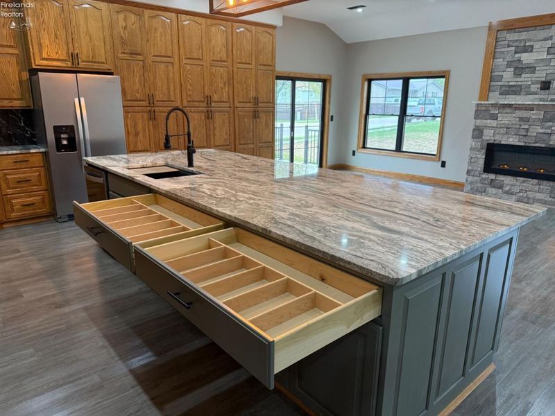 203 Crestwood Drive, Willard, OH 44890 Photo 9