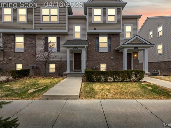 4616 Bradley Circle, Troy, MI 48085