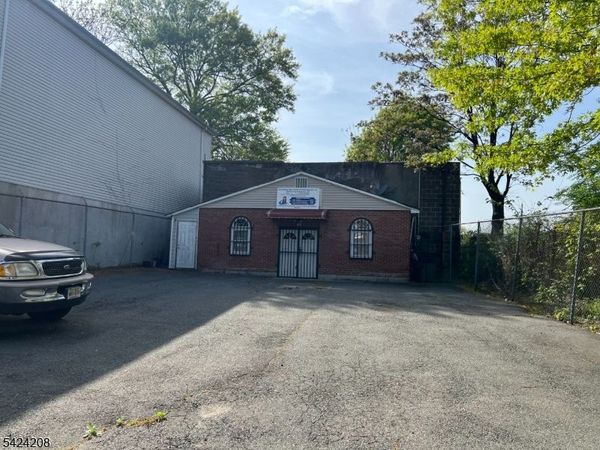 52 Gray St, Newark, NJ 07107