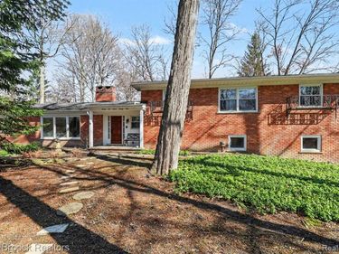 22724 King Richard Court, Beverly Hills Vlg, MI 48025