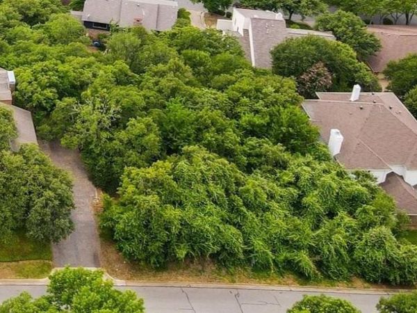 900 Crowley Road , Arlington, TX 76012