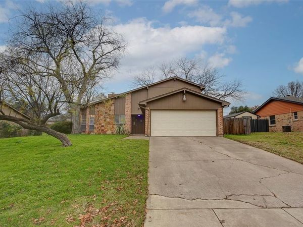 1024 Edgewood Trail , Benbrook, TX 76126
