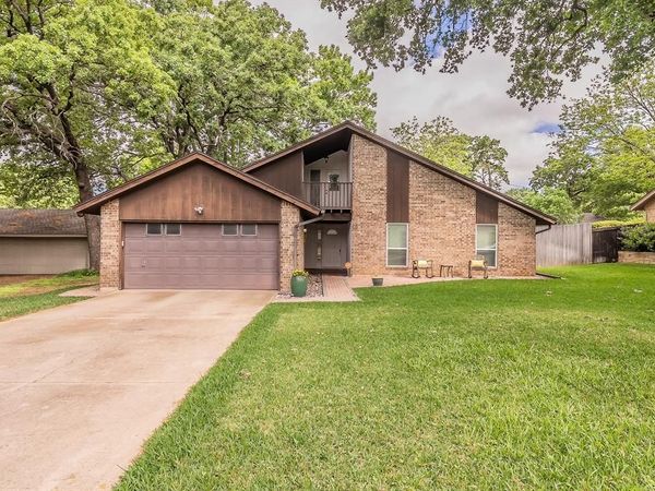 2003 Edgebrook Court , Arlington, TX 76015