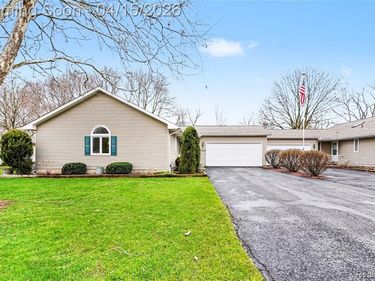 11676 Hawthorne Glen Drive, Grand Blanc, MI 48439