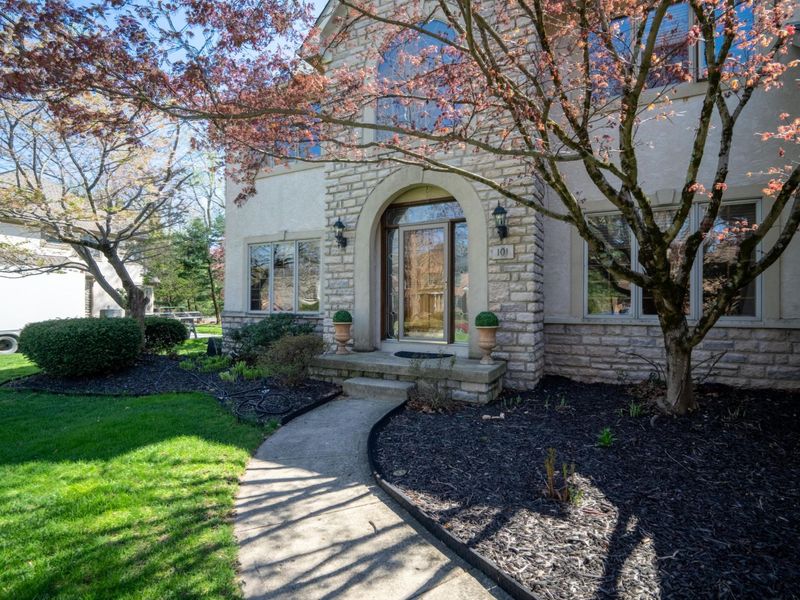 101 Walnut Woods Court, Columbus, OH 43230 Photo 2