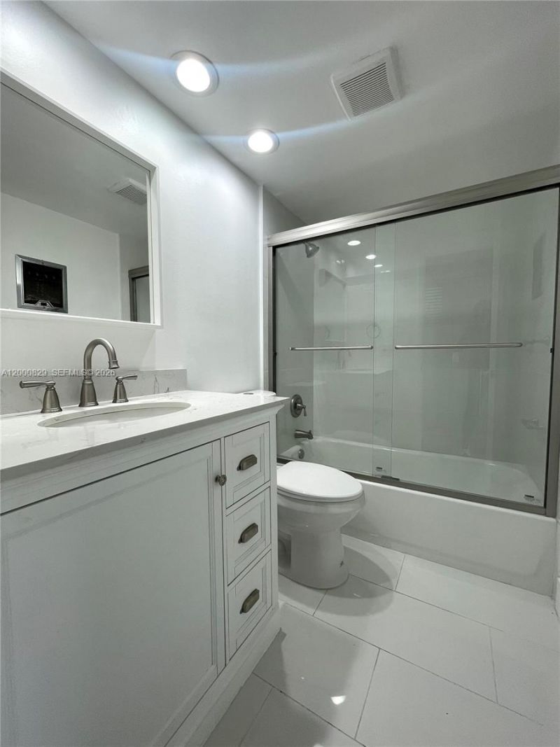 250 Layne Blvd, Unit 204, Hallandale Beach, FL 33009 Photo