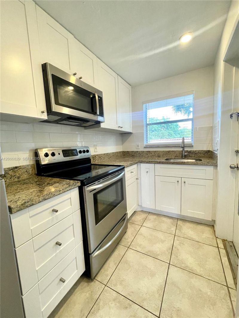 250 Layne Blvd, Unit 204, Hallandale Beach, FL 33009 Photo