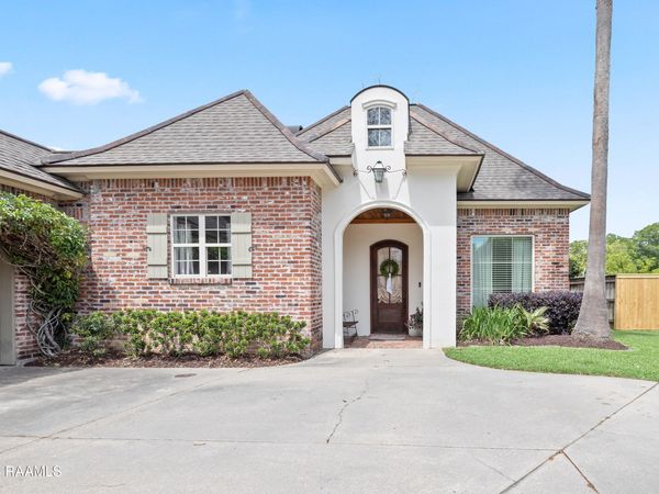 11 Oakthorn Court, Youngsville, LA 70592
