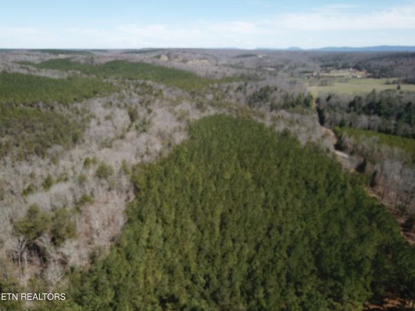 1016 West Flat Rock Rd, Crossville, TN 38572