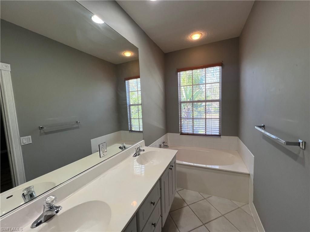 5365 Cove Cir, Unit 125, Naples, FL 34119 Photo