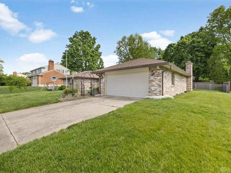 6330 Rangeview Drive, Clayton, OH 45415 Photo 4