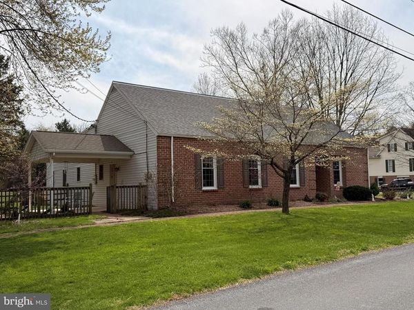 195 E YELLOWBREECHES ROAD, CARLISLE, PA 17015