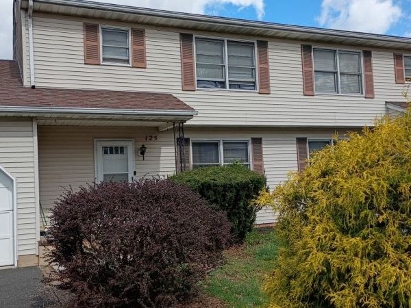 125 Alcorne St, Franklin, NJ 08873
