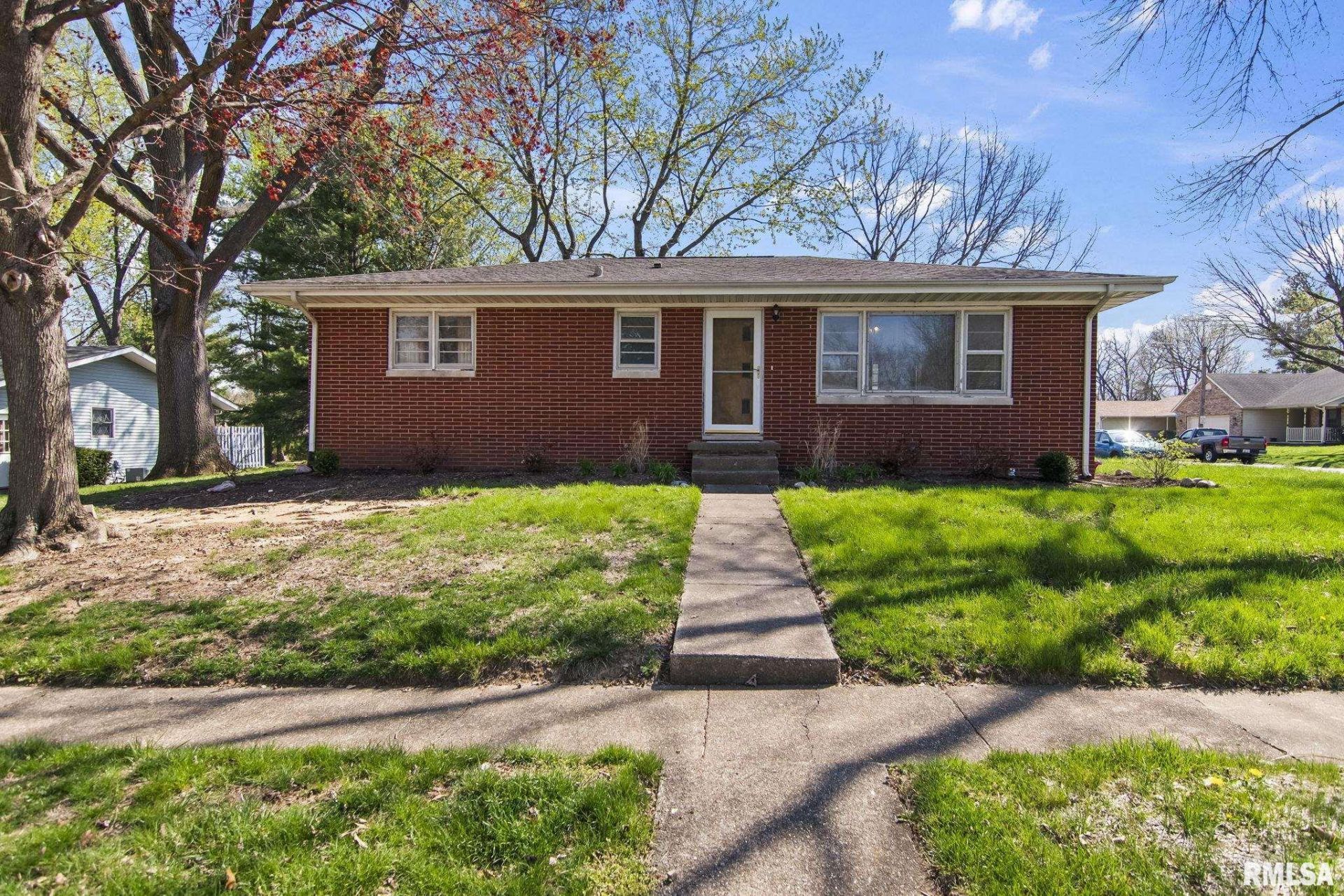 220 S 4th Street, Riverton, IL 62561 Main Photo