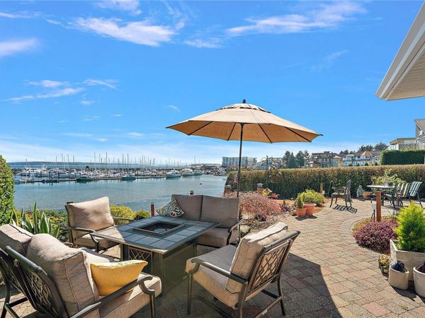 10007 Third St, Sidney, BC V8L 3B1