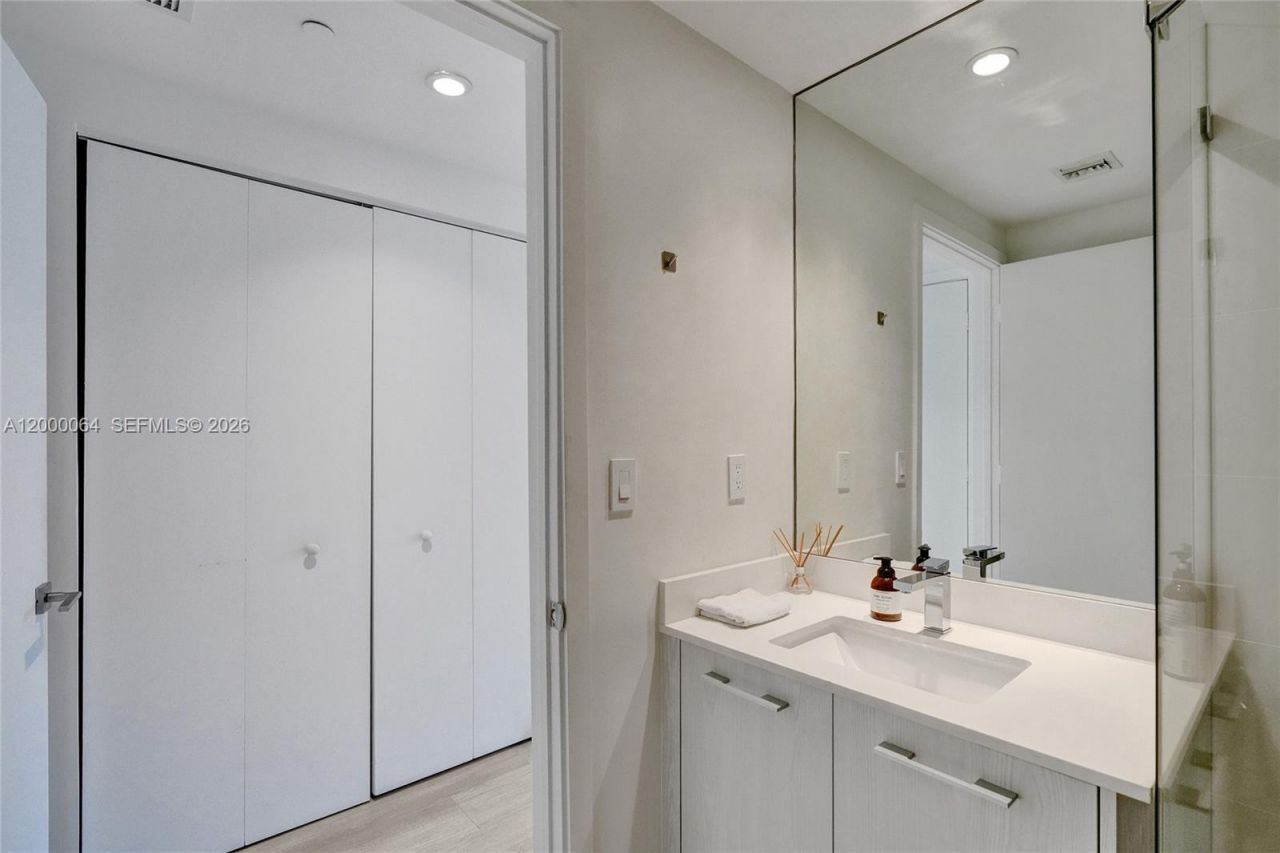 45 SW 9th St, Unit 1803, Miami, FL 33130 Photo