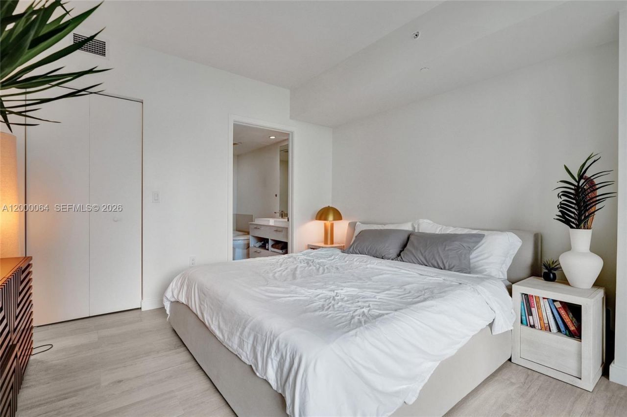 45 SW 9th St, Unit 1803, Miami, FL 33130 Photo