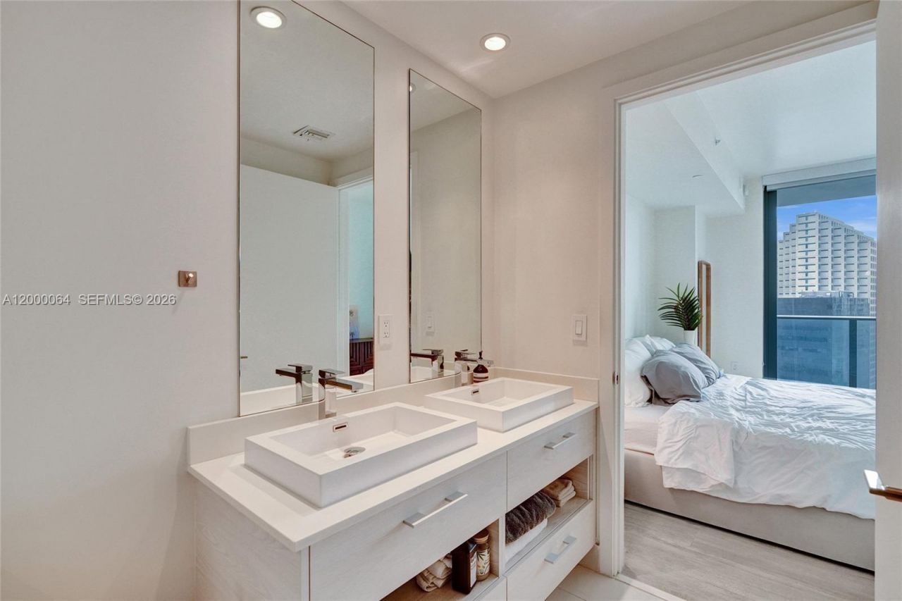 45 SW 9th St, Unit 1803, Miami, FL 33130 Photo