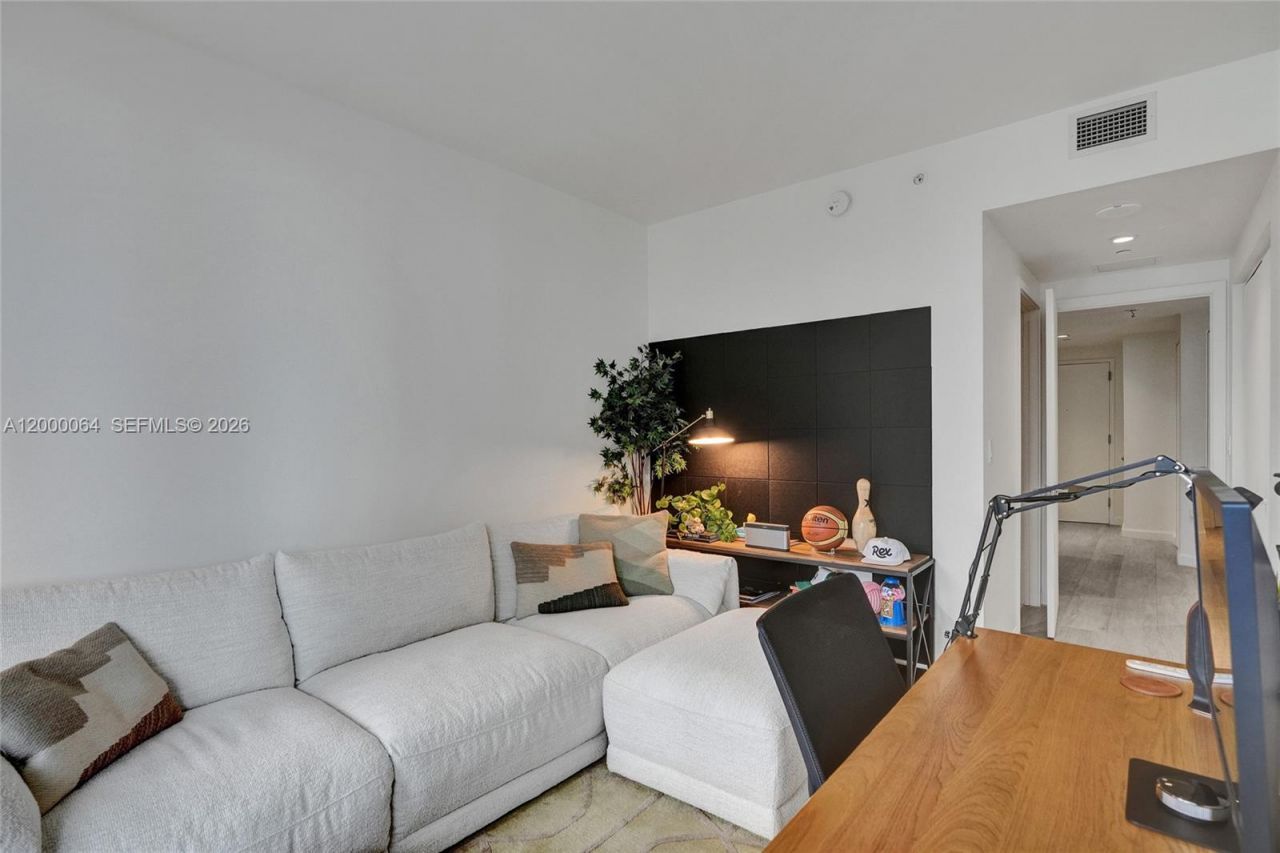 45 SW 9th St, Unit 1803, Miami, FL 33130 Photo