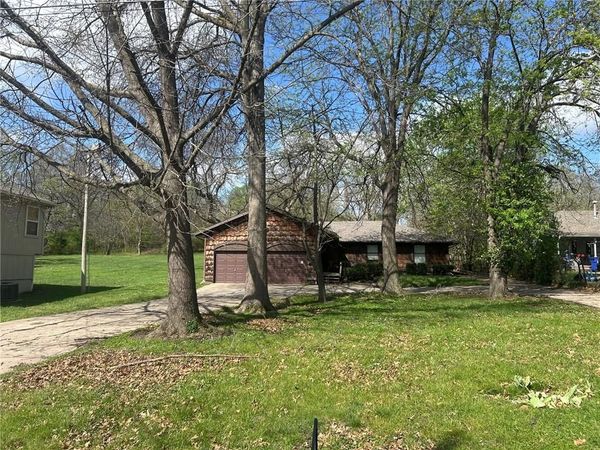 7926 Ditzler Avenue, Raytown, MO 64138