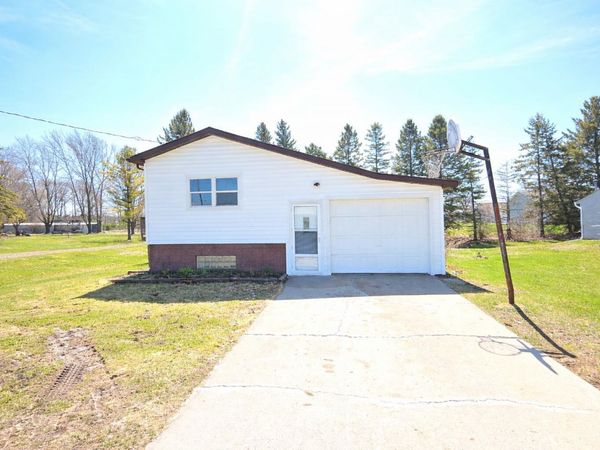 3015 Viebahn St, Manitowoc, WI 54220