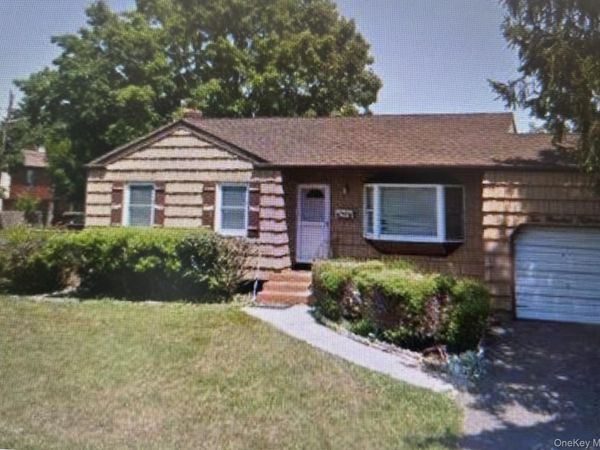 215 Lincoln Avenue , Brentwood, NY 11717