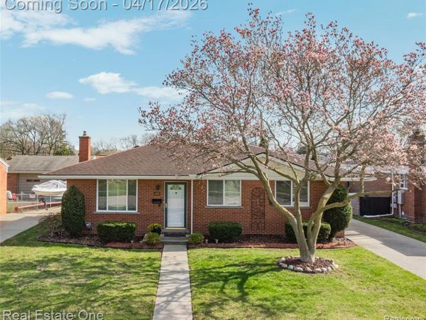 4656 Buckingham Drive, Warren, MI 48092