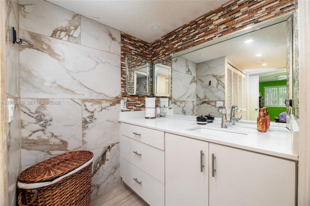 7535 Trent Dr, Unit 202, Tamarac, FL 33321 Photo