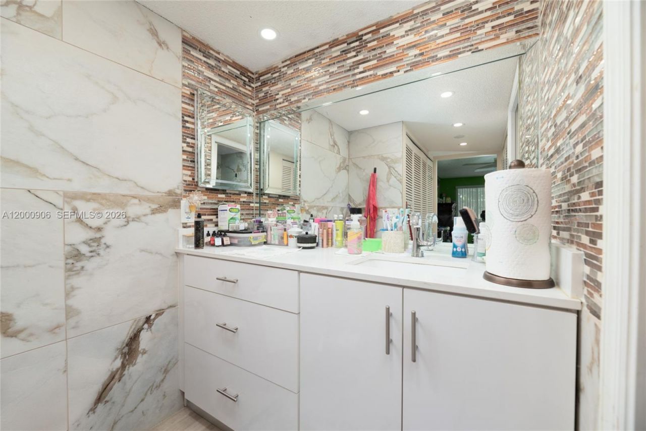 7535 Trent Dr, Unit 202, Tamarac, FL 33321 Photo