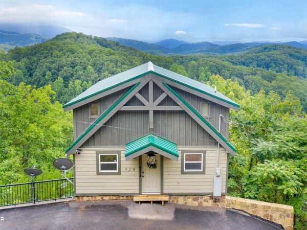 920 Falcon View Way, Sevierville, TN 37862