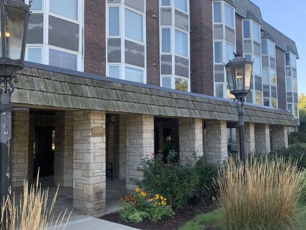 500 THAMES Parkway , Unit 2F, Park Ridge, IL 60068