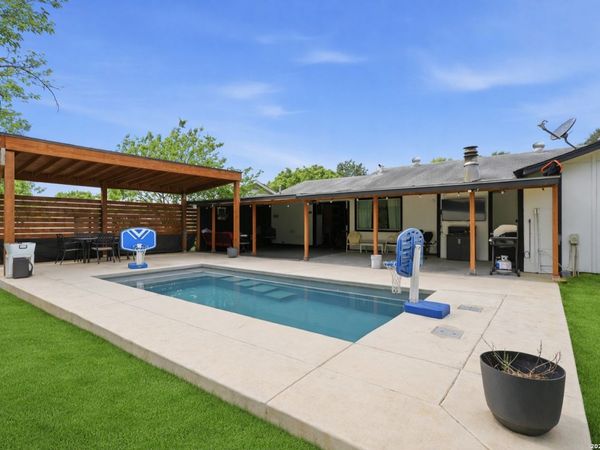 7830 VILLAGE OAK DR, Live Oak, TX 78233