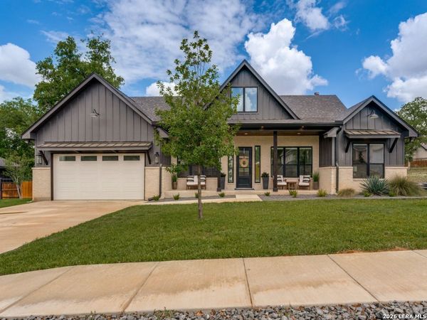 204 ASH PKWY, La Vernia, TX 78121