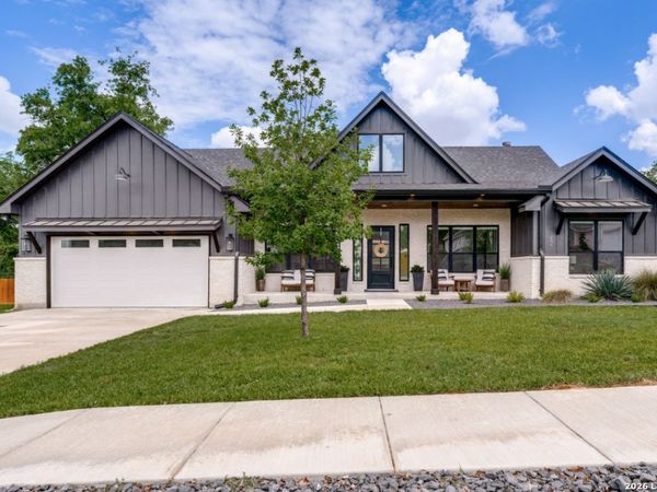 204 ASH PKWY, La Vernia, TX 78121