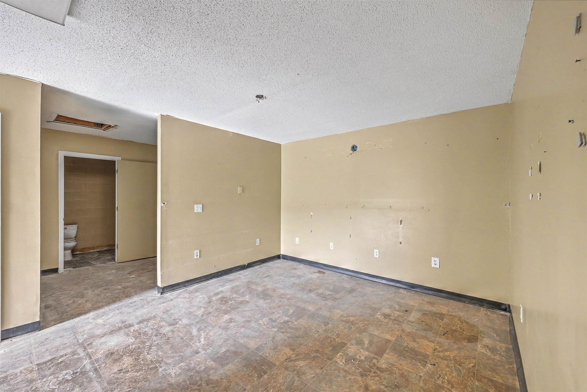 530 S Church St. Photo 17