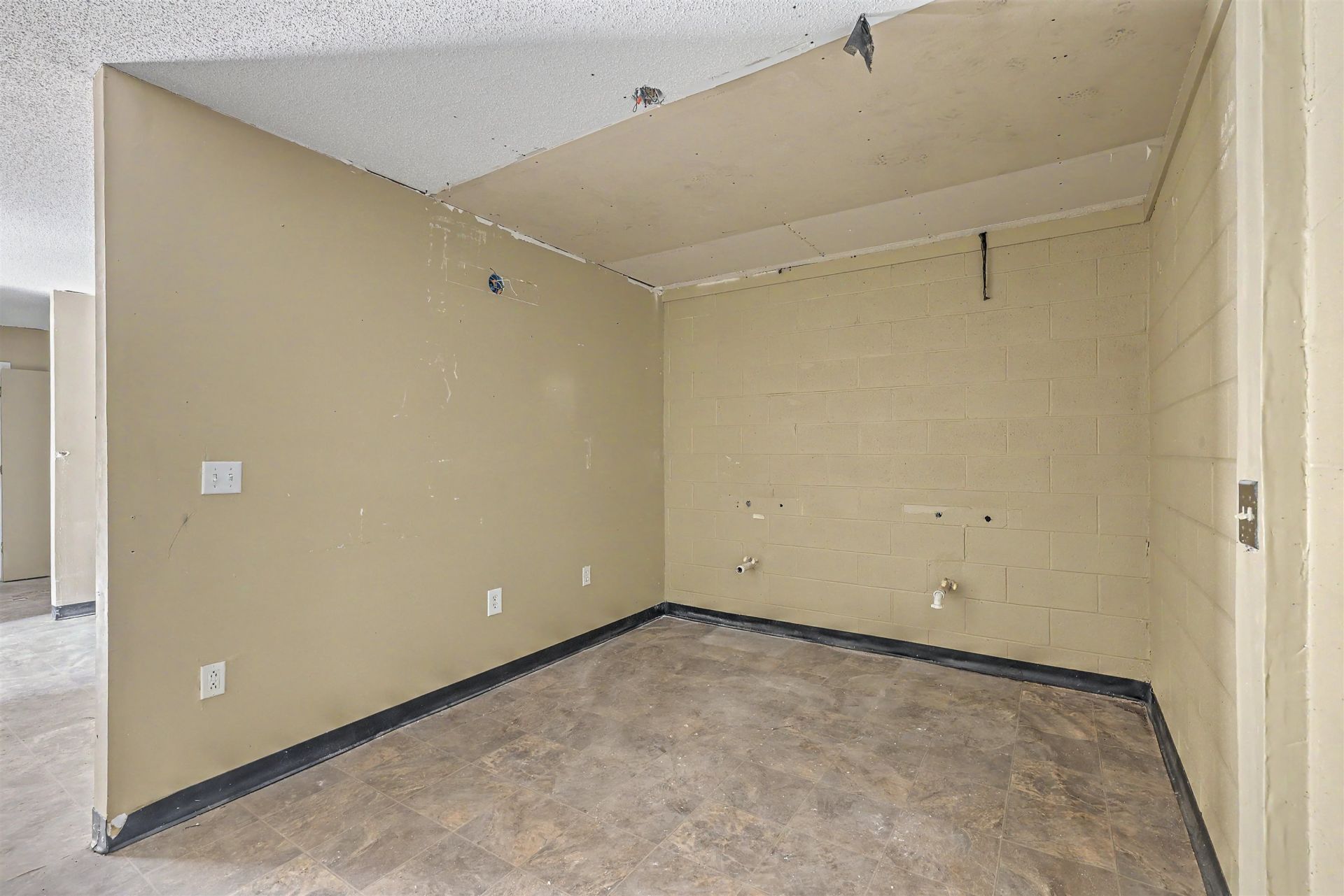 530 S Church St. Photo 23