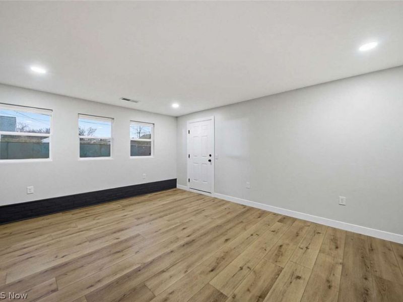 262 E 324th Street, Willowick, OH 44095 Photo 11