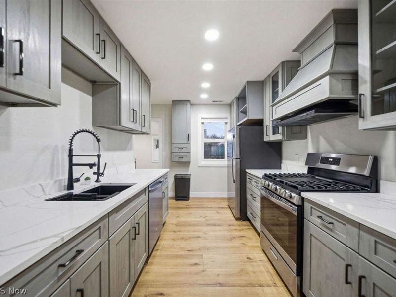 262 E 324th Street, Willowick, OH 44095 Photo 4