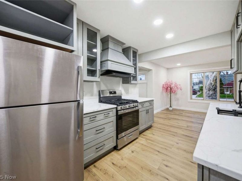 262 E 324th Street, Willowick, OH 44095 Photo 6