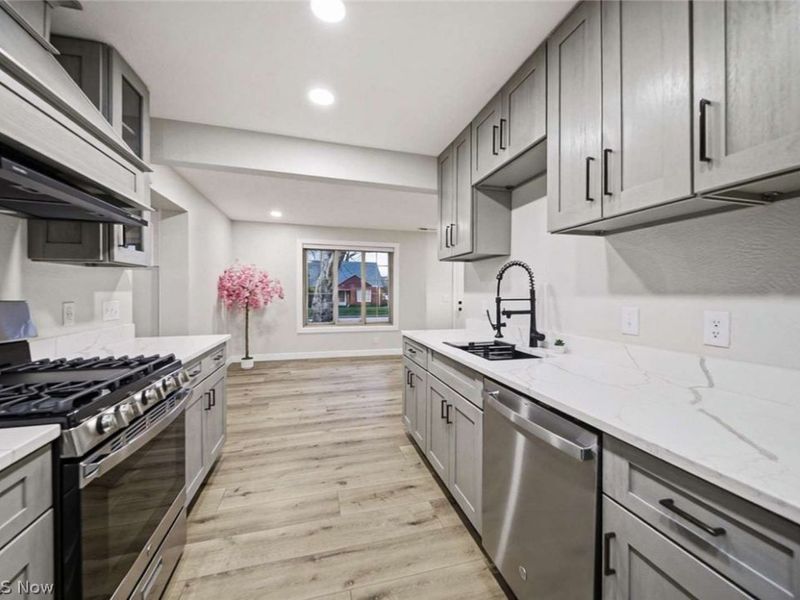 262 E 324th Street, Willowick, OH 44095 Photo 7