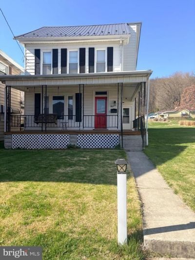 805 E GRAND AVENUE, TOWER CITY, PA 17980