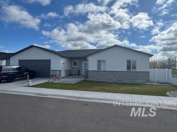 830 Salmon Dr, Heyburn, ID 83336