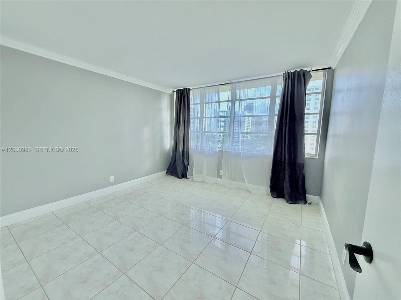 1825 S Ocean Dr, Unit 614, Hallandale Beach, FL 33009 Photo