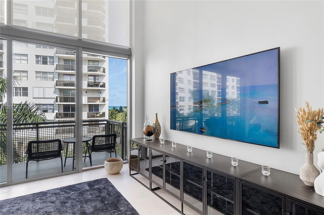 6000 Collins Ave, Unit 527, Miami Beach, FL 33140 Photo