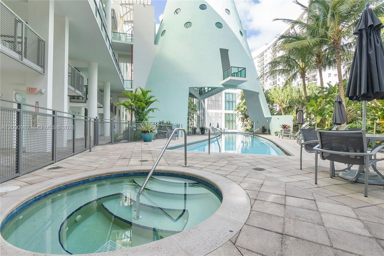 6000 Collins Ave, Unit 527, Miami Beach, FL 33140 Photo